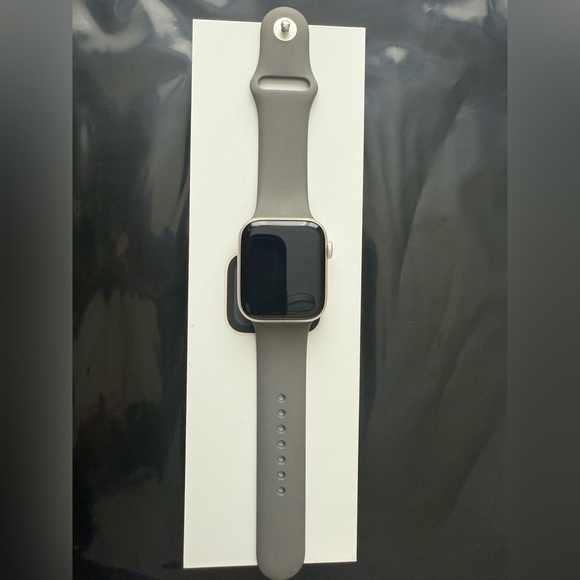 Apple Other - Apple Watch SE GPS, 44mm Starlight Aluminium Case - S/M Sport Strap - 2n…